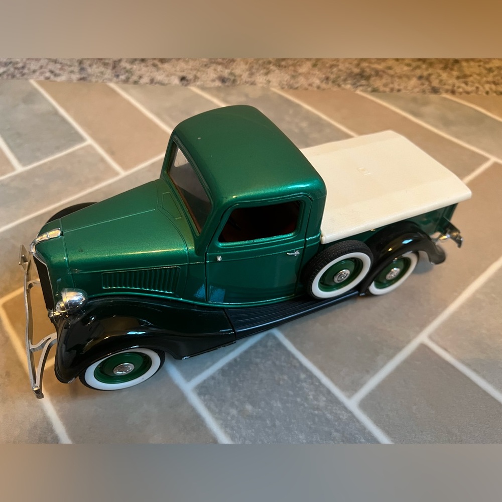 Solido Green & Cream Ford V8 1/19 Die-Cast Model Car